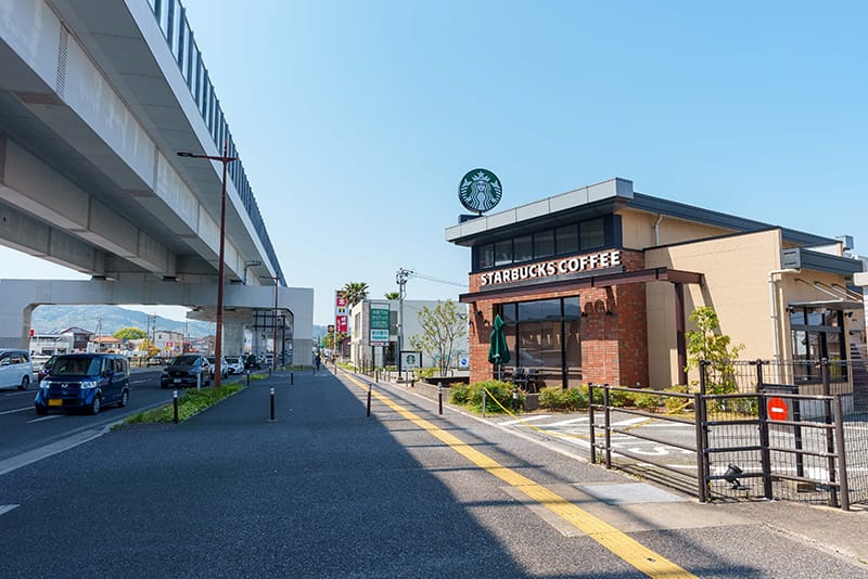 スターバックスコーヒーの駐車場へ入ります